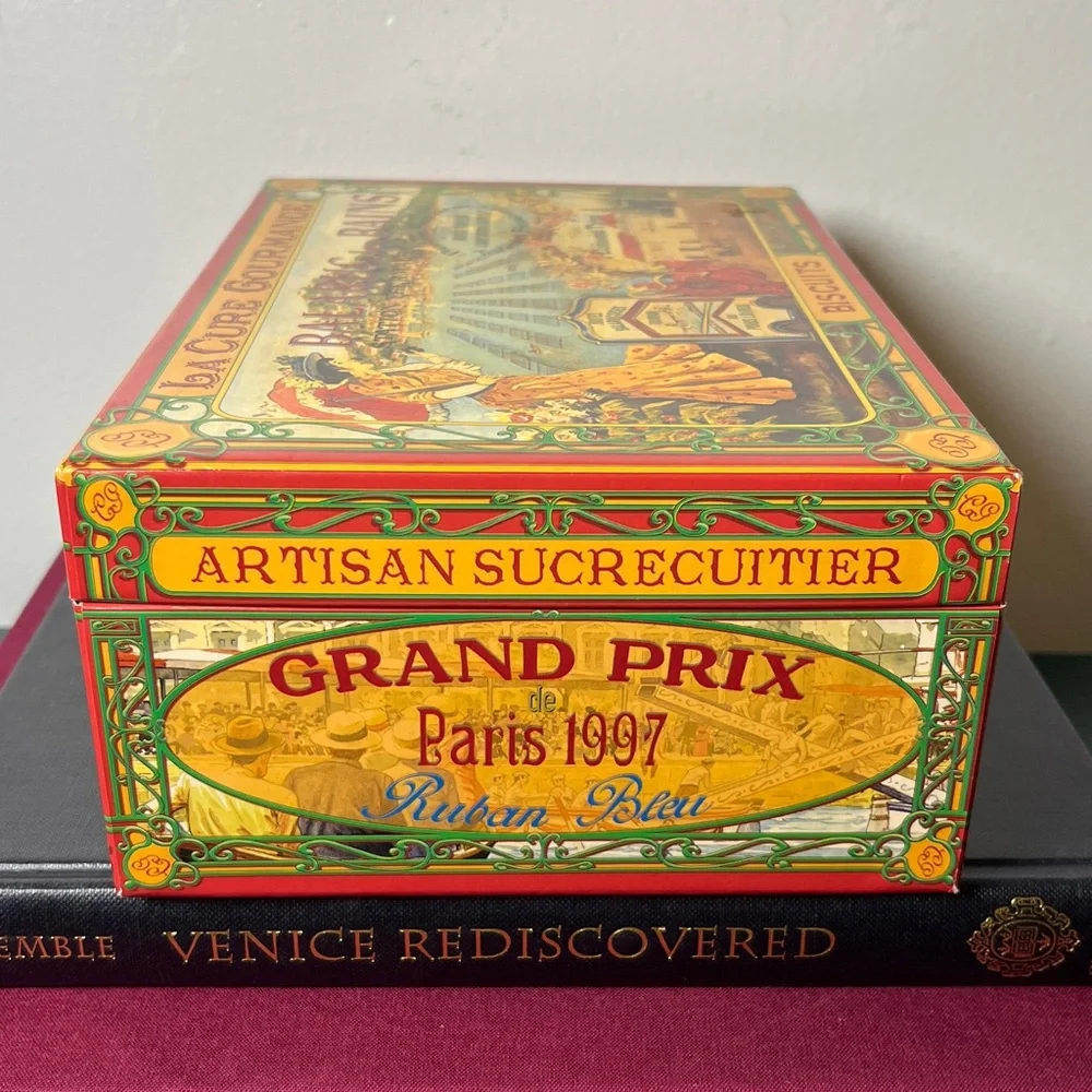 La Cure Gourmande Vintage Gourmet Biscuit Box‎ Chateau Scene France